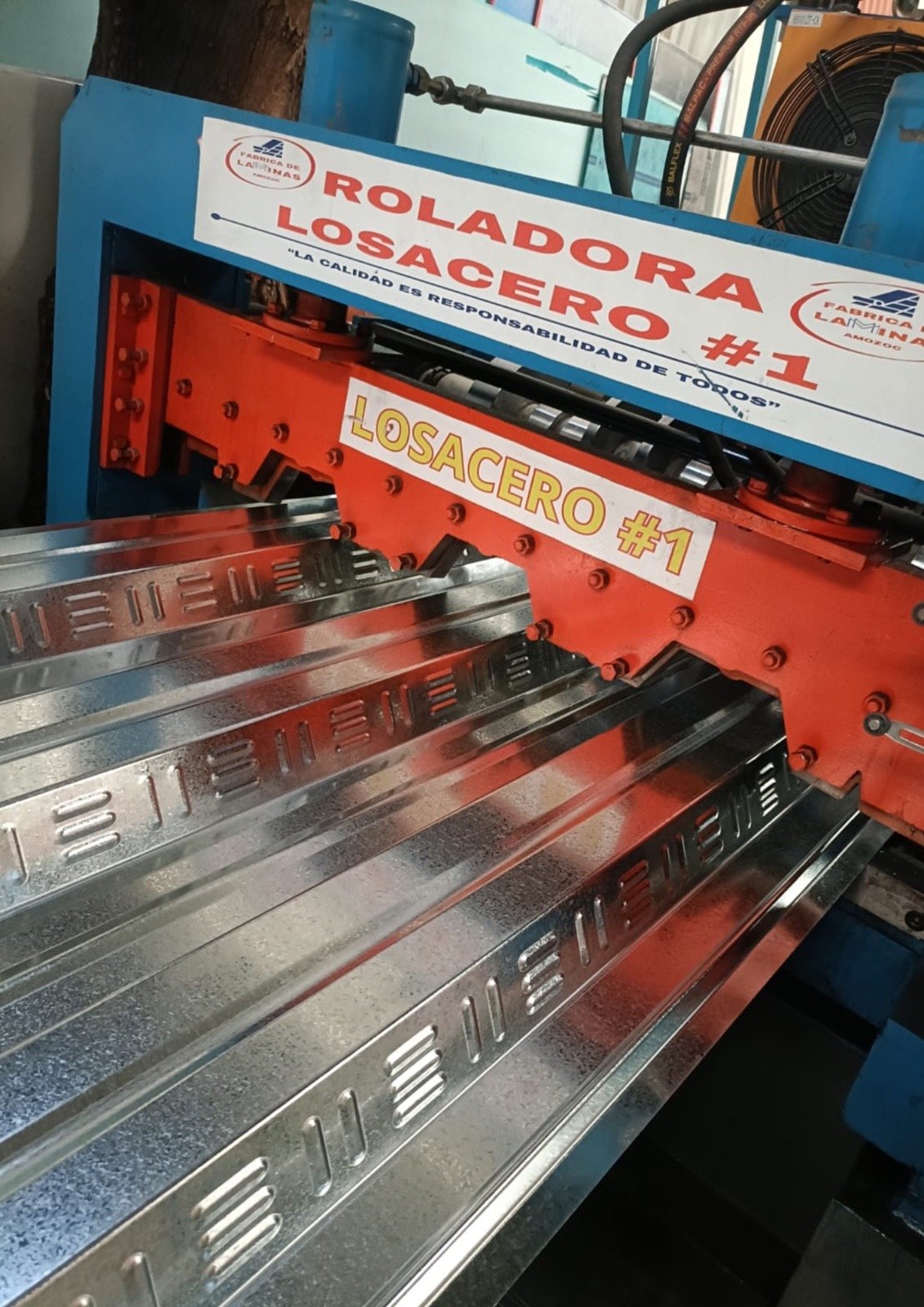 Fabricación de Losacero Deck 25 en la roladora Losacero #1 de Fábrica de Láminas Amozoc