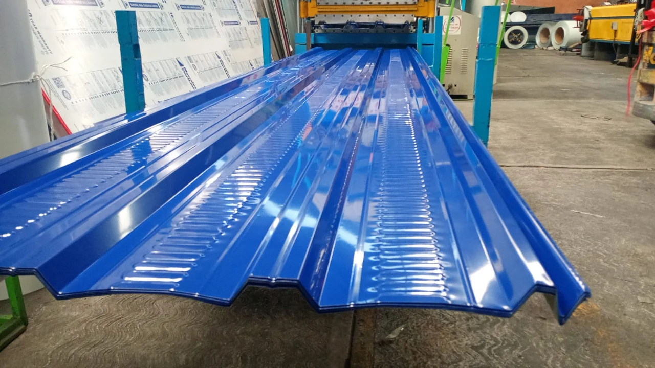 Lámina azul en proceso de perfilado dentro de la fábrica, fotografía proporcionada por el cliente