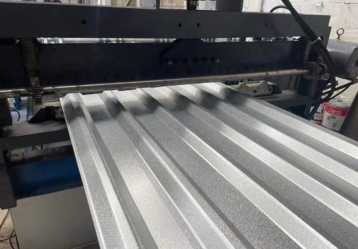 Lámina acanalada R101 durante su fabricación, imagen proporcionada por el cliente