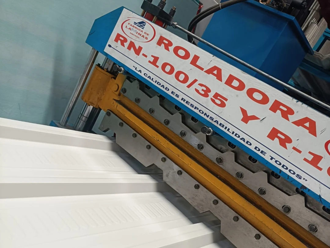 Maquinaria roladora dando forma a láminas metálicas, fotografía proporcionada por el cliente